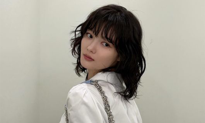 Kim Yoo-jung captivates in new photos with mature beauty and elegance.