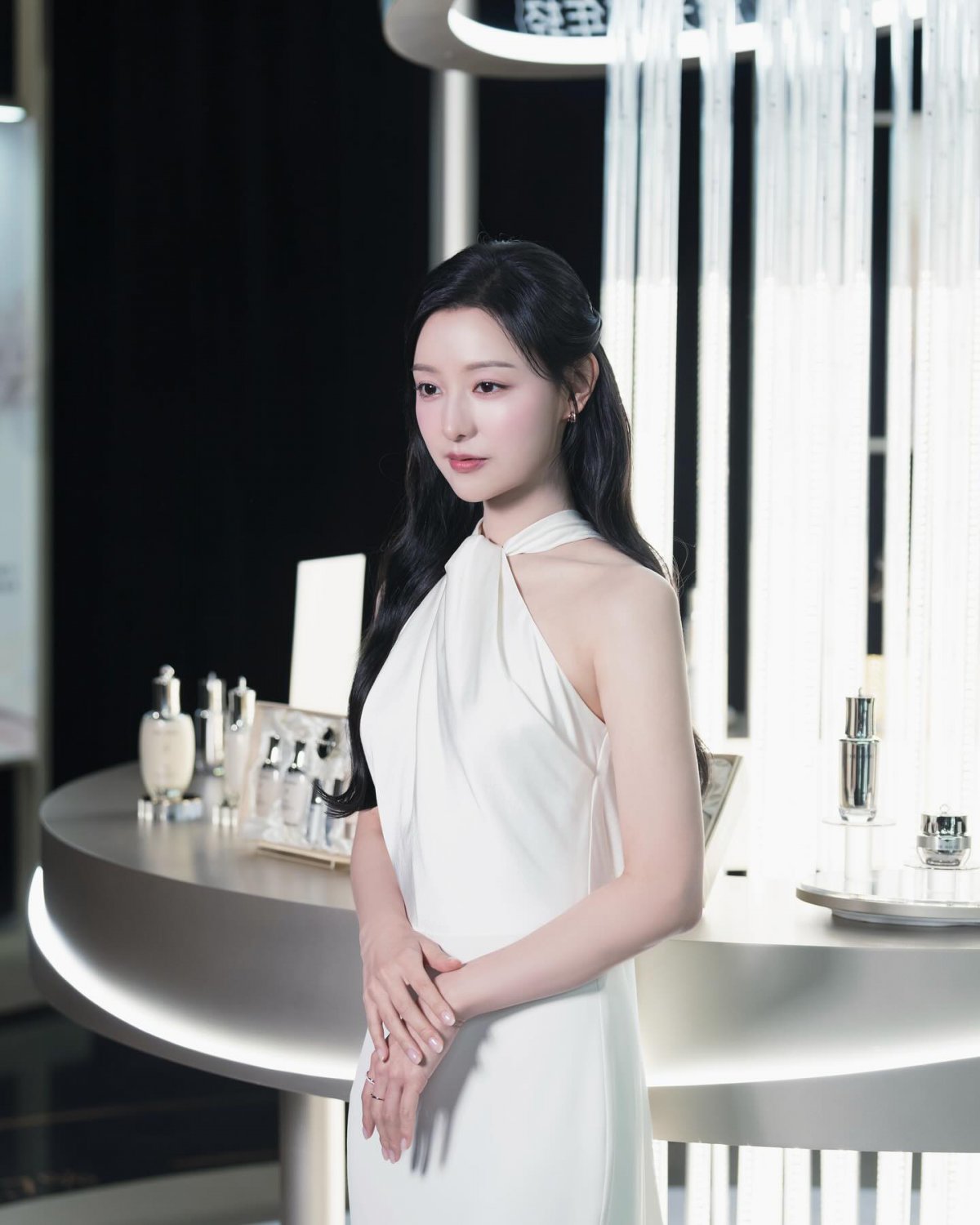 Kim Ji-won captivates fans with her ethereal look in a recent Instagram post