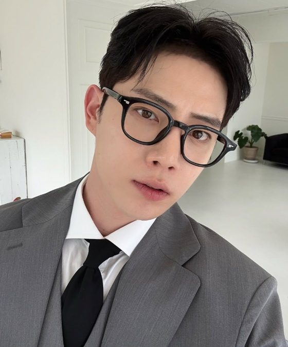Image of model Kim Jong-seok who recently passed away.