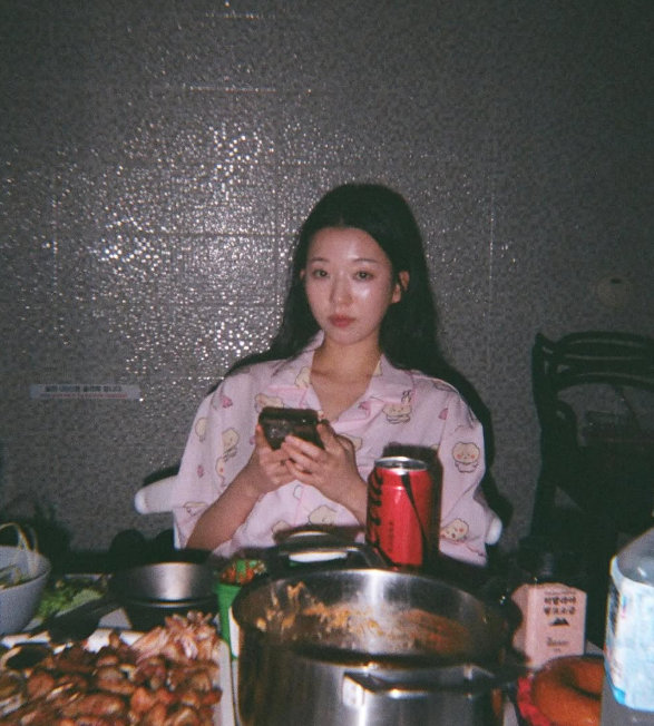 Actress Kim Sun-ah mesmerizes with healthful charm in stunning monokini images