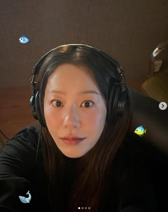 Korean star Ko Hyun-jung amazes fans with her bare-faced and stylish selfies.