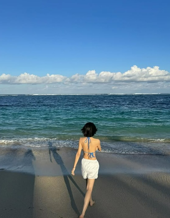 Kwon Eun-bi graces Bali beaches becoming a summer icon with her radiant style