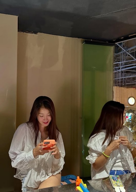 Actress Lee Si-young's candid moments with friends reveal her resilient spirit