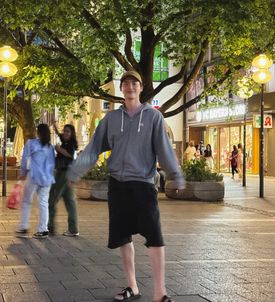 South Korean star Lee Jong-suk delights fans with photos from The Remarried Empress set.