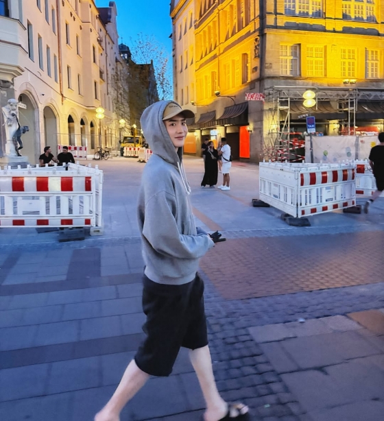 Glances into actor Lee Jong-suk's travels while filming The Remarried Empress.