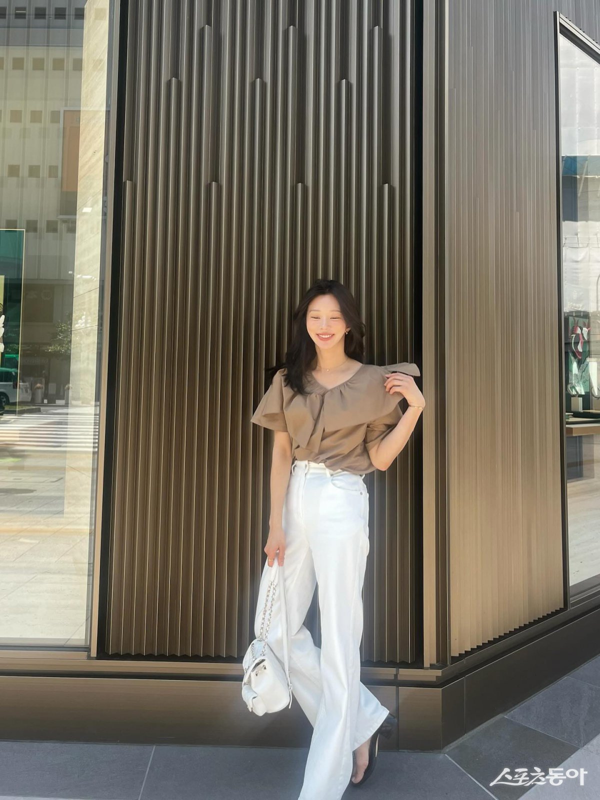 Korean actress Lee Joo-bin stuns in Sisley fashion during her last vacation.