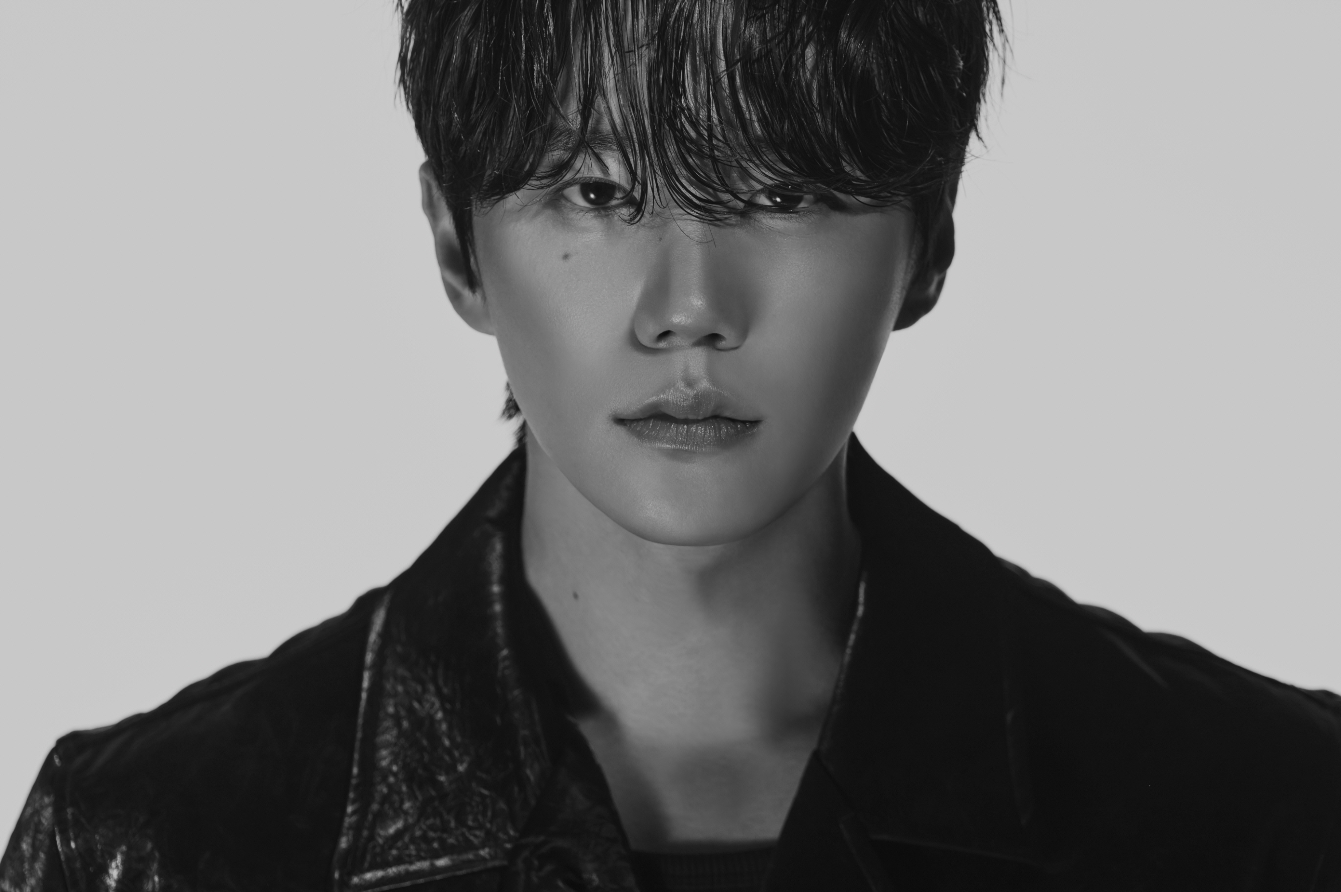 Rising actor Lee Jun Young shows sophistication and charisma in new profile photos.