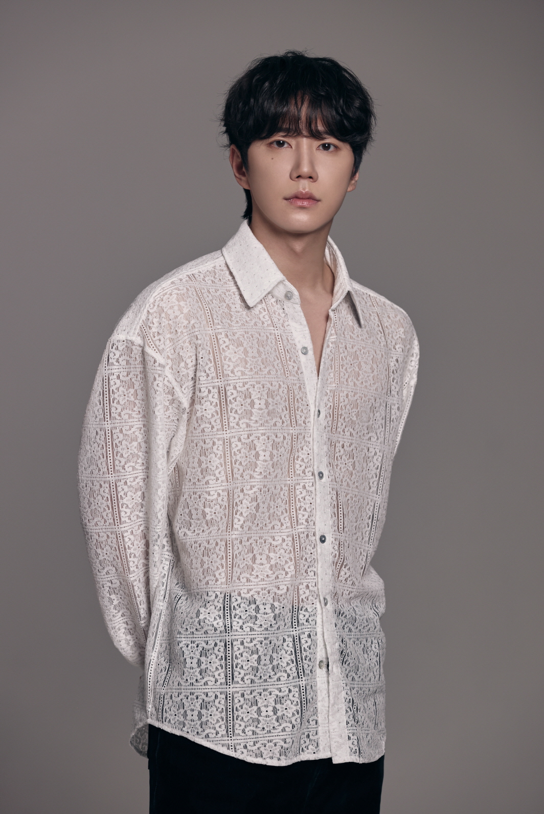 Actor Lee Jun Young showcases a sophisticated and charismatic look in his new profile images.
