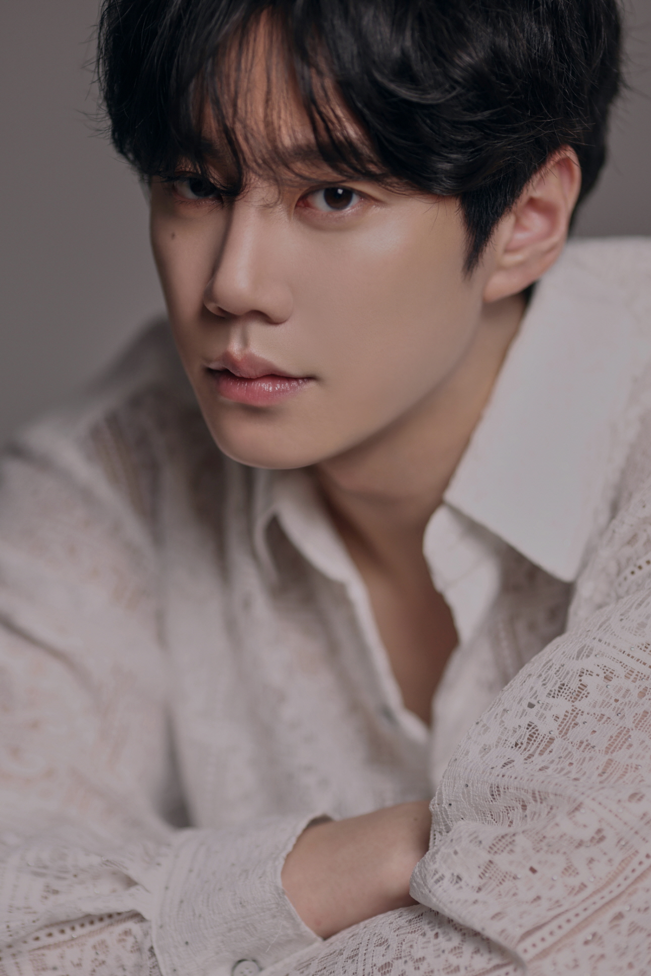 Lee Jun Young unveils a sophisticated and charismatic look in new professional photos.