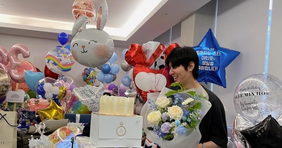 Lee Minho expresses thanks with room filled with birthday presents