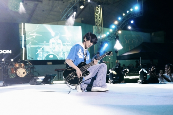 Experience singer Lee Seung Yoon's dynamic university performances across Korea