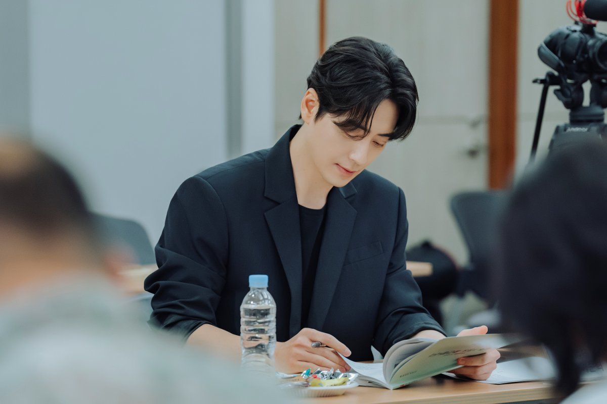 Intriguing lotto winner office drama on TVING starring Lee Joon-hyuk