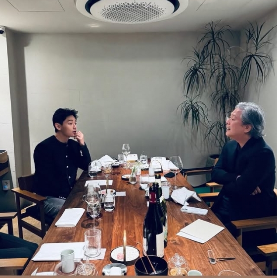 BTS V meets filmmaker Park Chan-wook before discharge.
