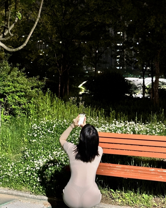 Myung Ah Chu captivates social media with her beautiful nighttime stroll in a dress