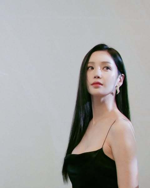 Nam Gyu Ri in Paris sharing moments from the past