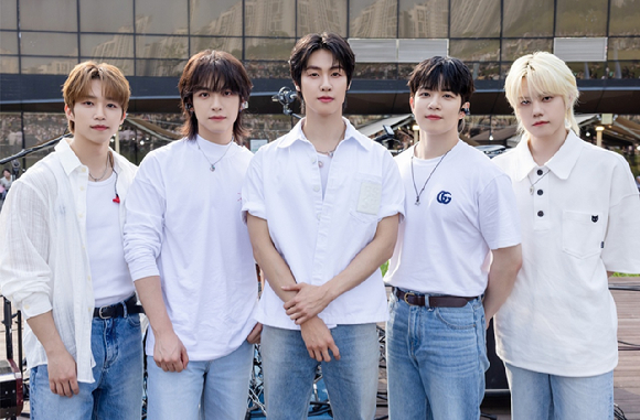 N.Flying's spectacular busking event for their Everlasting album release