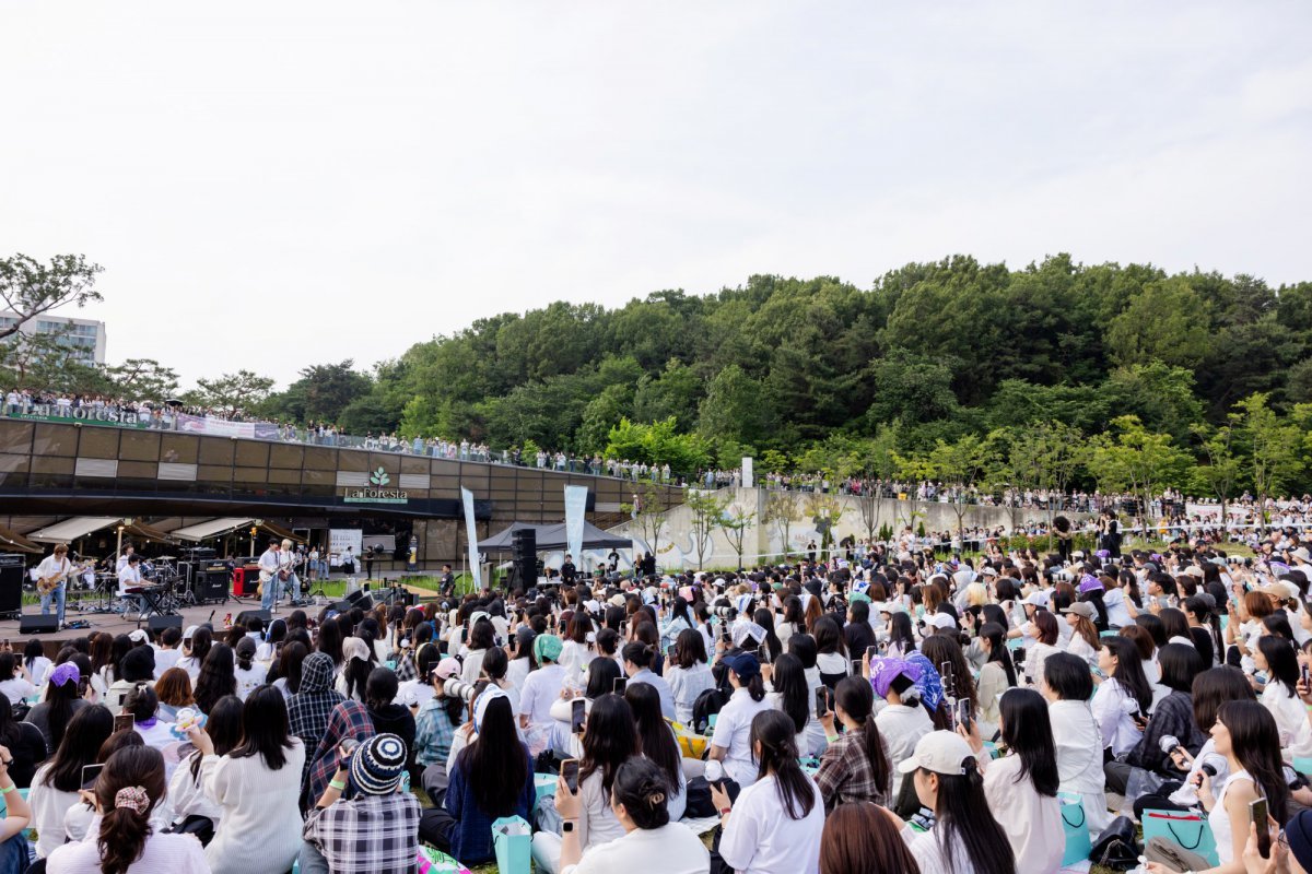 Fans enjoy captivating busking by N.Flying celebrating launch of album Everlasting