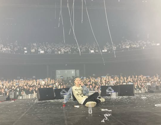 Rapper NOEL triumphs in concert following father's tragic passing.