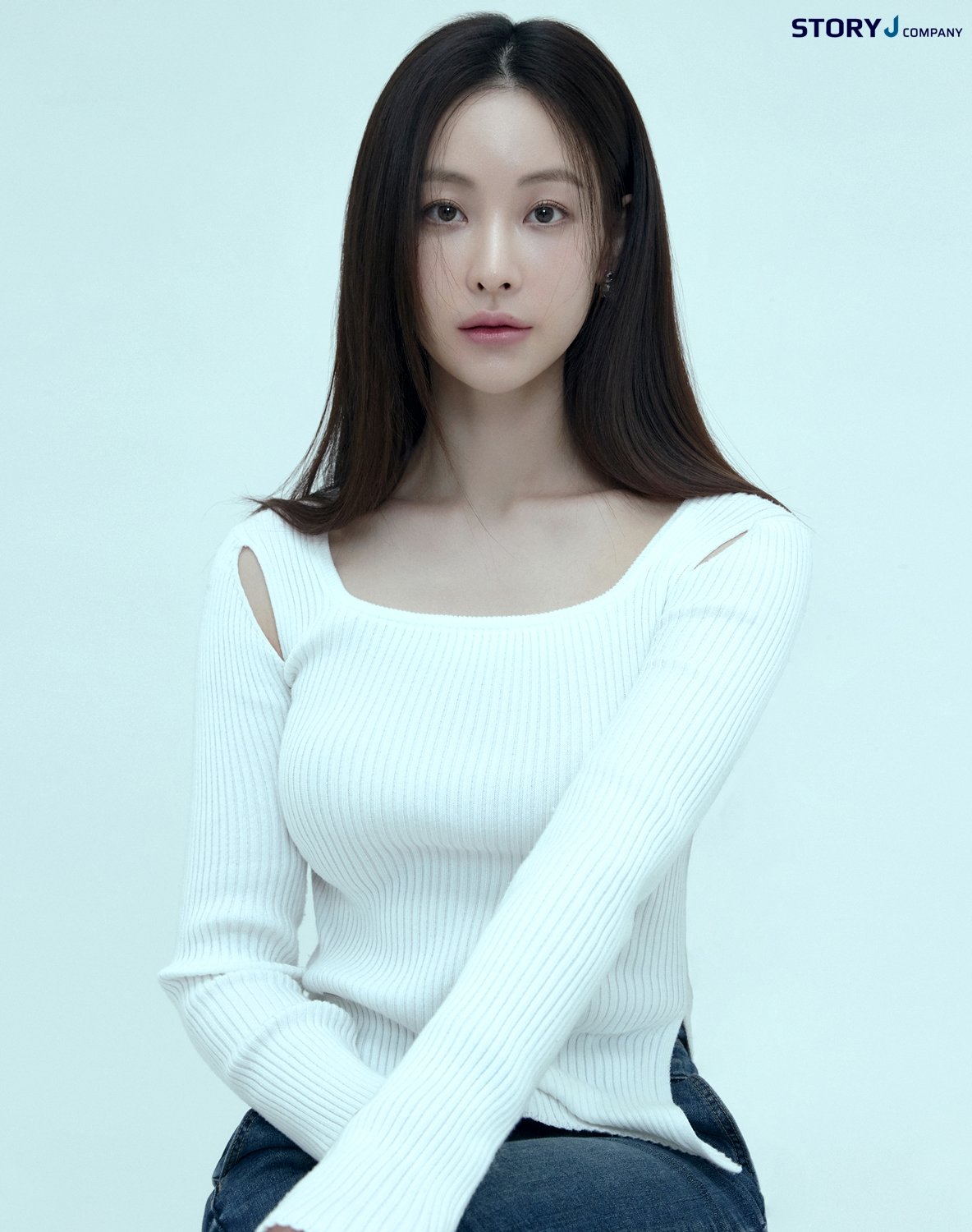 Oh Yeon-seo unveils new profile displaying her stunning dual charm