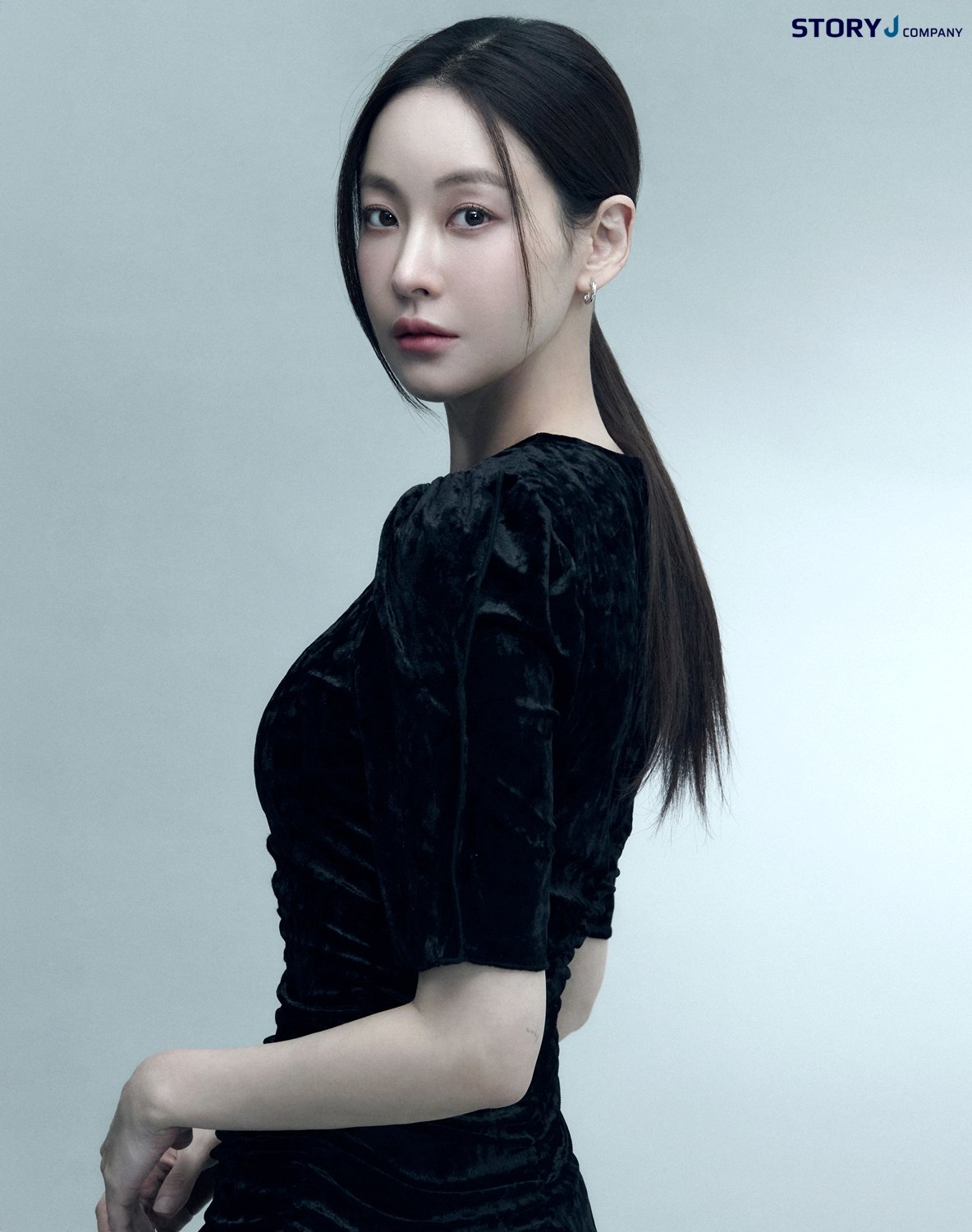 Oh Yeon-seo's new profile photos capture elegance and allure beautifully