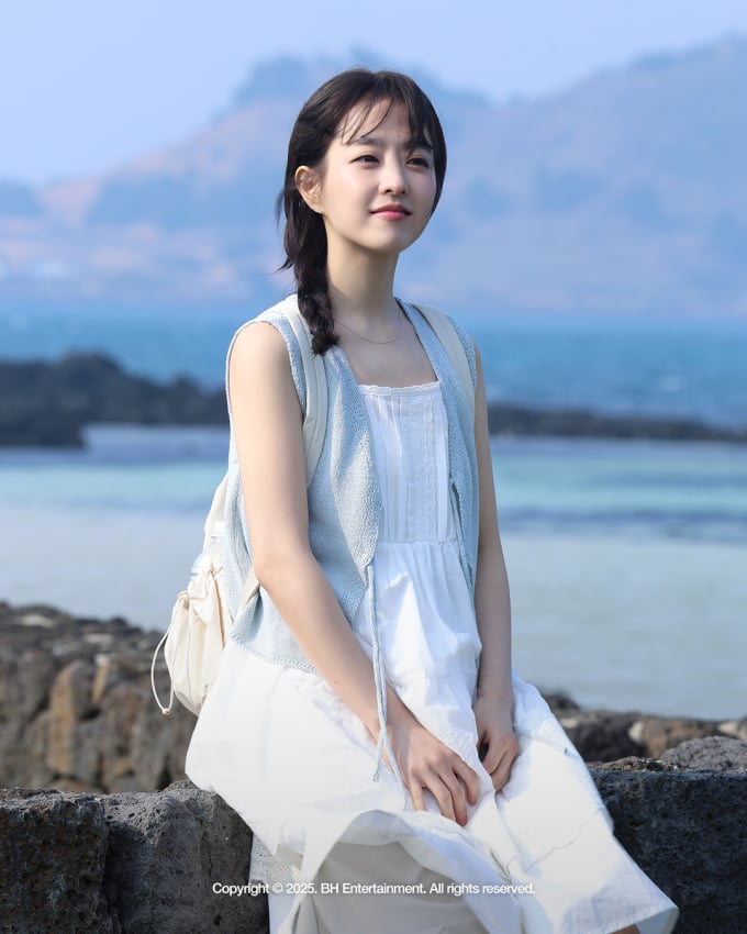 Park Bo-young captivates fans with behind-the-scenes images in Jeju Island's natural backdrop
