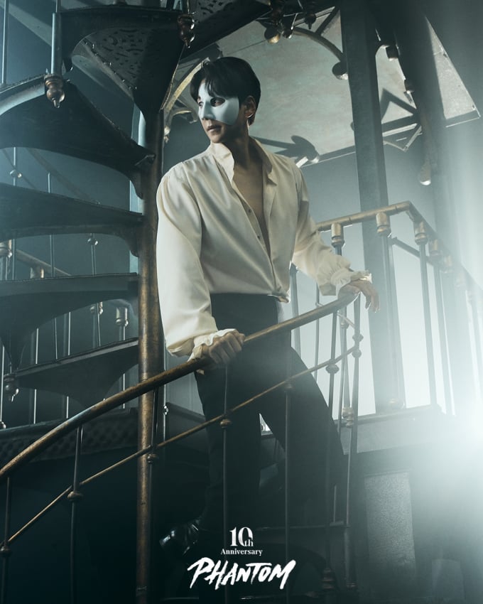 Kai performing as Phantom on SBS Power FM with emotional insights and performances