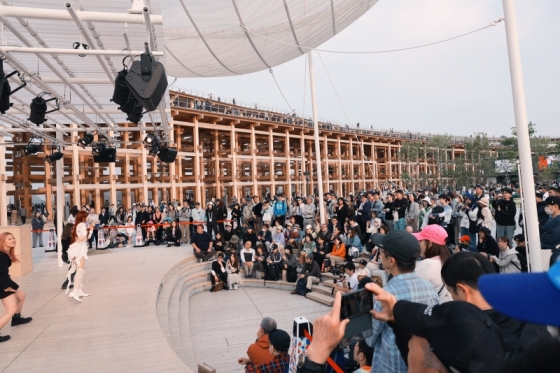 Captivating performance by Seib at Osaka Expo with hit songs and professionalism
