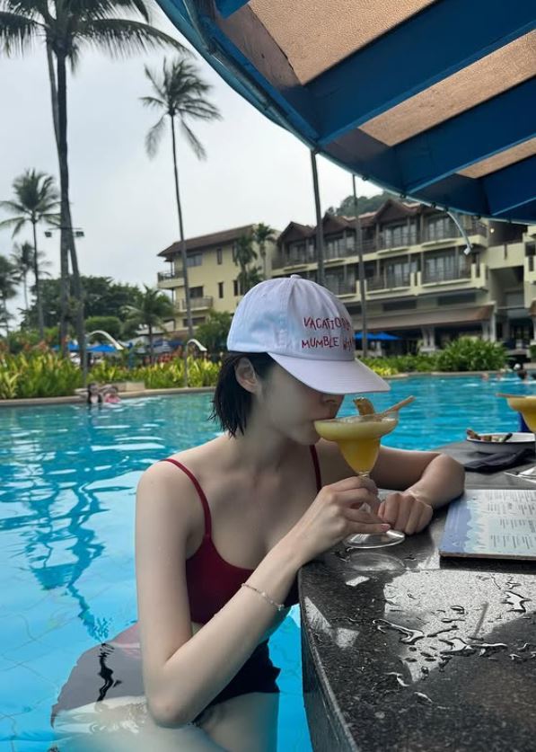 Captivating photos of Seo Eun-soo relaxing on the beaches of Phuket.