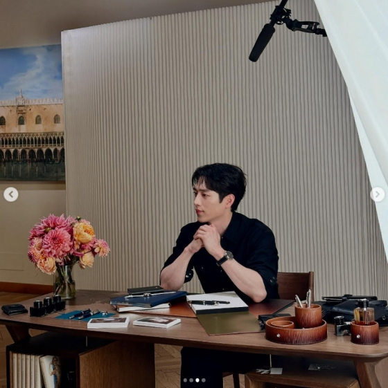 Admire Seo Kang-joon's captivating charm and stunning visual appeal in this photo.