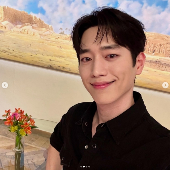 Seo Kang-joon's charismatic appeal is on full display in a luxury showroom.