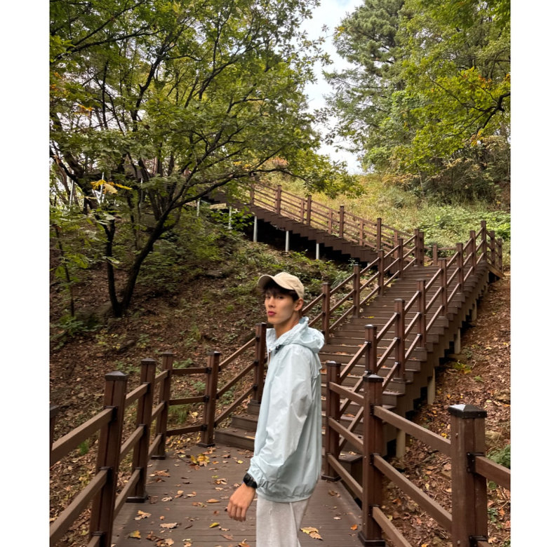 K-pop star Shownu from MONSTA X impresses fans with his sporty style and physique