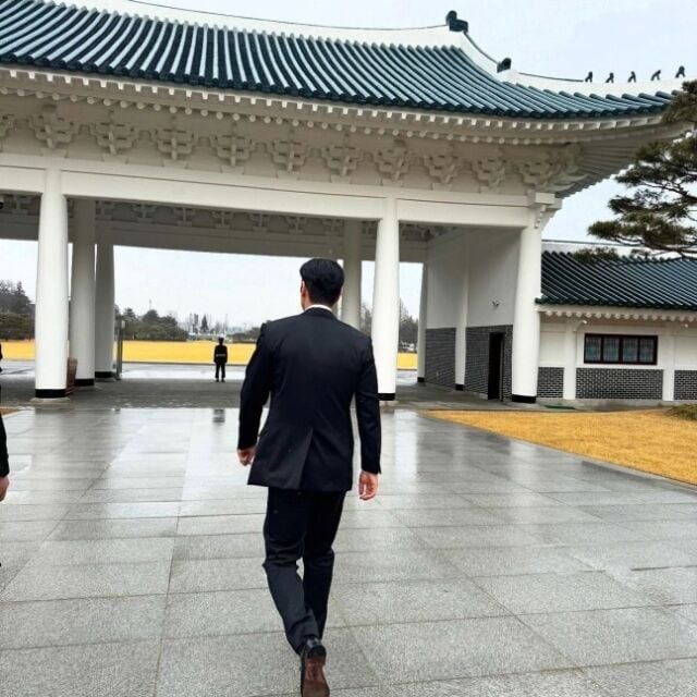 Siwon pays tribute at Seoul National Cemetery for South Korea Memorial Day