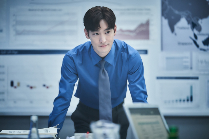 Lee Je-hoon talks about Soju War on KBS Morning Forum live.
