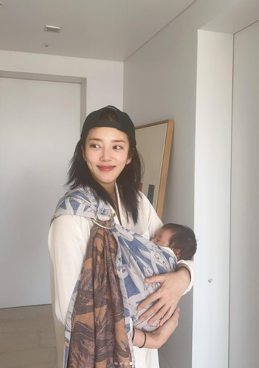 Heartwarming capture of Son Dam-bi cradling baby Hei, sharing motherhood joy online