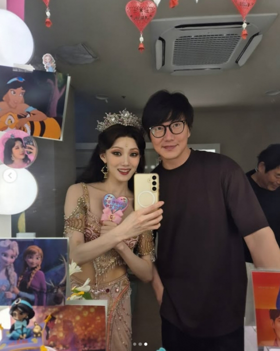 Sung Sikyung and Lee Sungkyung at Aladdin Musical captures hearts with selfie