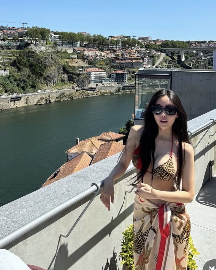 Hyomin making a splash with stunning visuals at Waterbomb Seoul