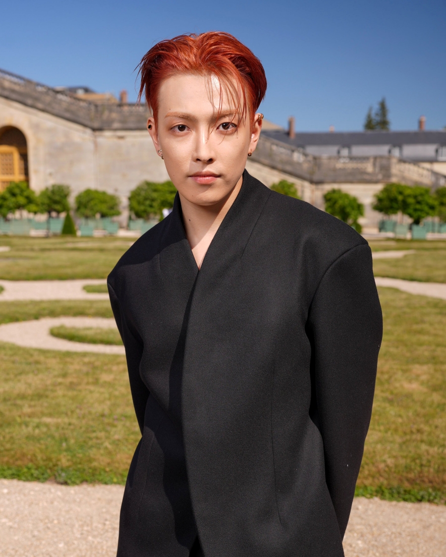 ATEEZs Hongjoong captivates Paris with unique fashion at Jacquemus show