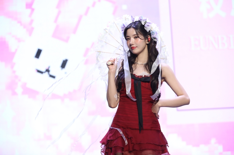 Kwon Eun Bi charms global fans with heartfelt interactions in Chongqing