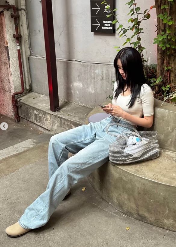 Explore Kwon Na Ra's simplistic yet stylish summer look at a cafe.