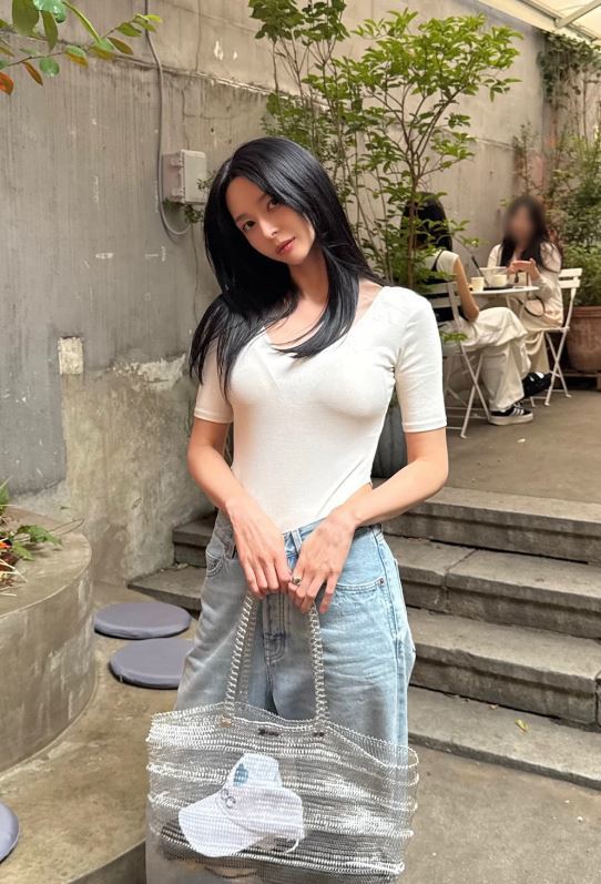 Kwon Na Ra impresses with fashionable summer attire.