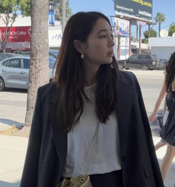 Discover Lee Min-jung's carefree and joyful moments in California