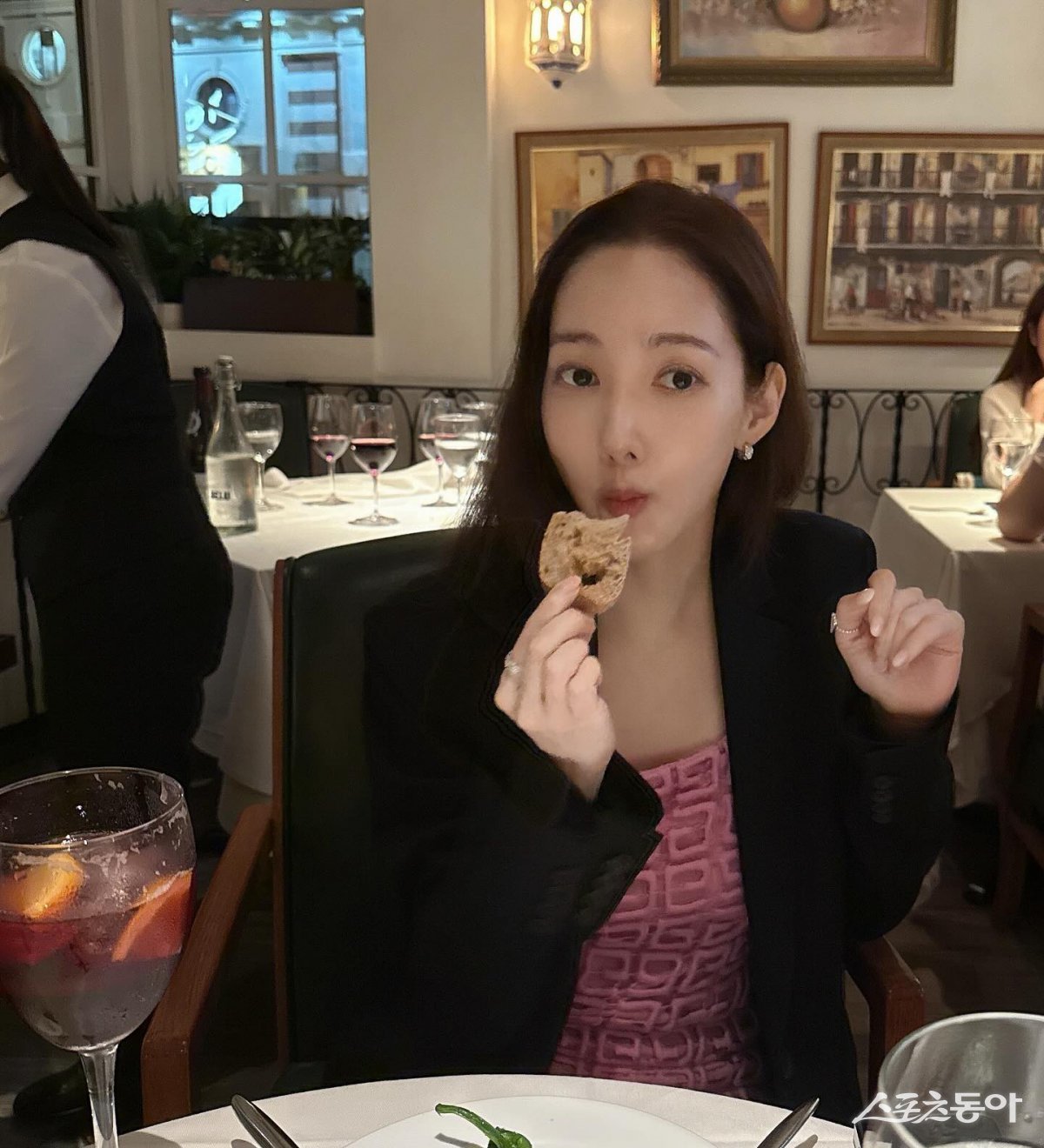 Actress Park Min-young captivates fans with stunning photos highlighting her elegance and style.